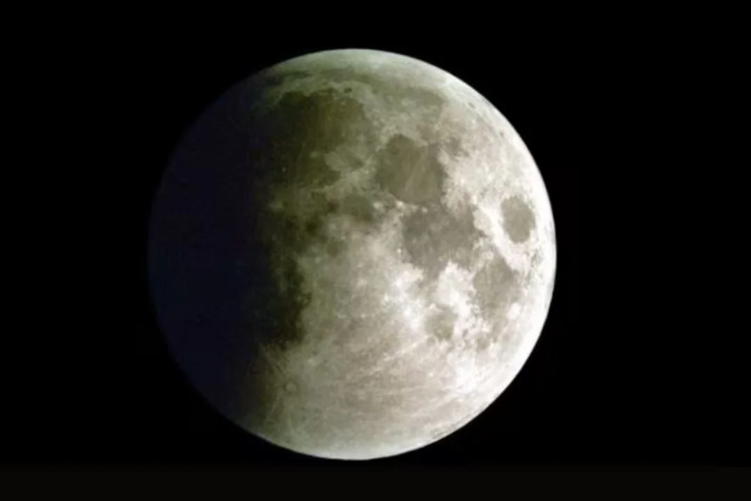 ¿Cómo y a qué hora ver el eclipse lunar hoy en Argentina?