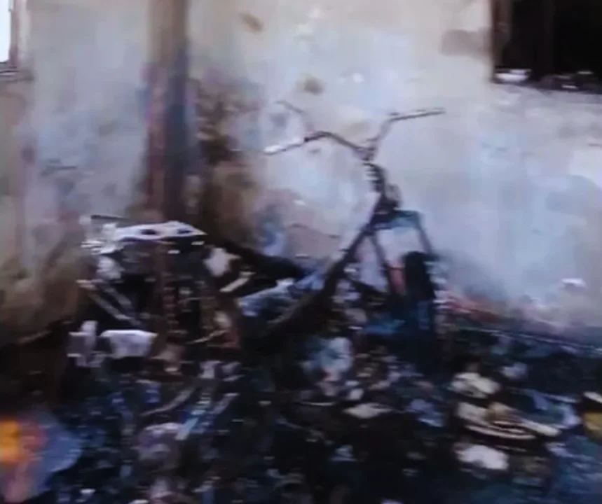 Una moto en llamas provocó el incendio de su vivienda y se salvó de milagro