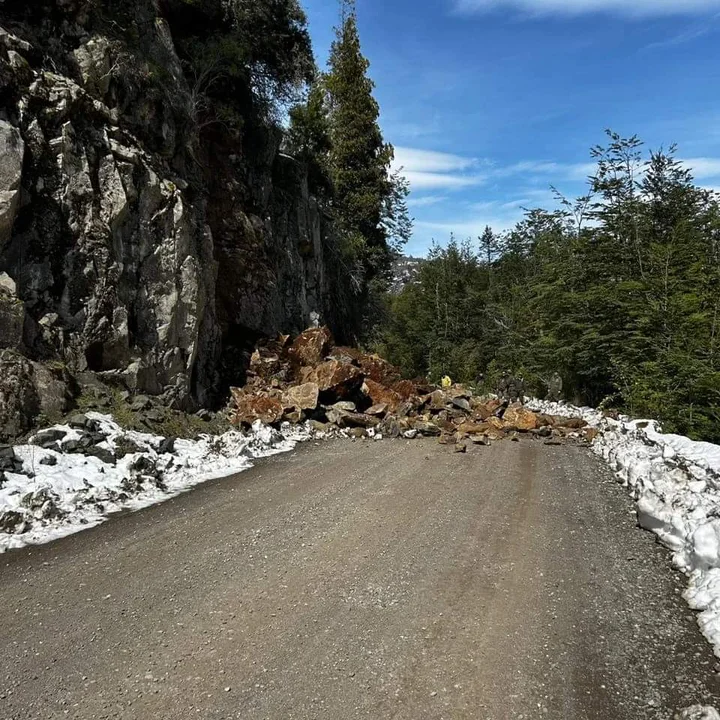Solicitan transitar con precaución en el Parque Los Alerces por derrumbe de rocas