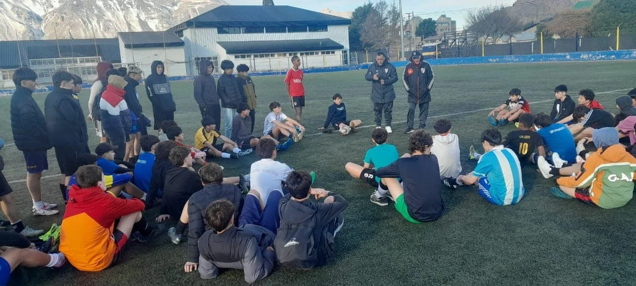 River Plate observó a unos 150 jóvenes futbolistas en Esquel