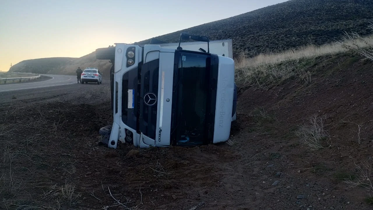 Volcó un camión en la Ruta 40 cerca de El Maitén