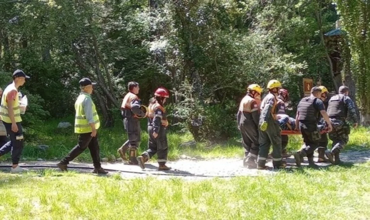 Rescate en la montaña: Auxiliaron una mujer que se lesionó mientras recorría un sendero