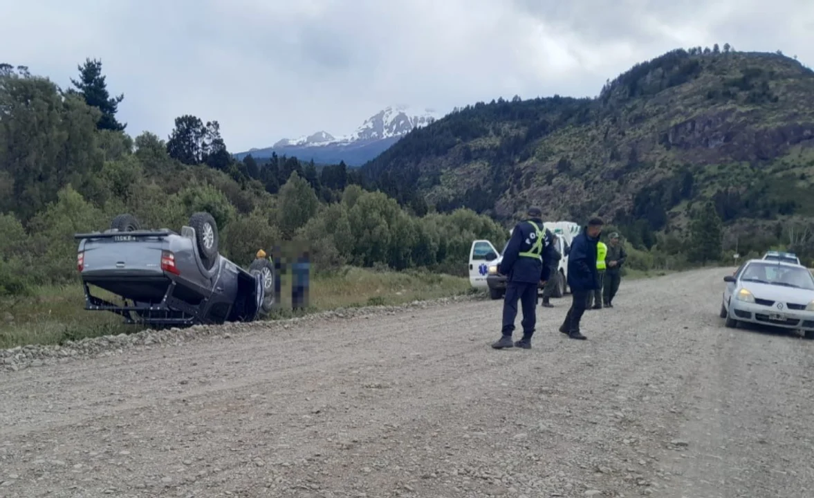 Volcó una camioneta en la ruta 259 debido al ripio suelto en el camino