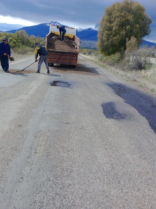 Vialidad Provincial realiza trabajos de bacheo en las rutas al Lago Futalaufquen y Aldea Escolar