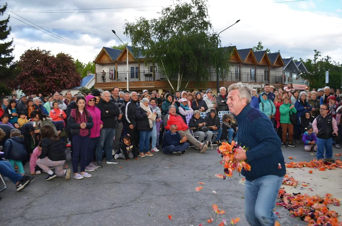 La Temporada de Tulipanes cerró con lluvia de pétalos, música en vivo y mucha alegría