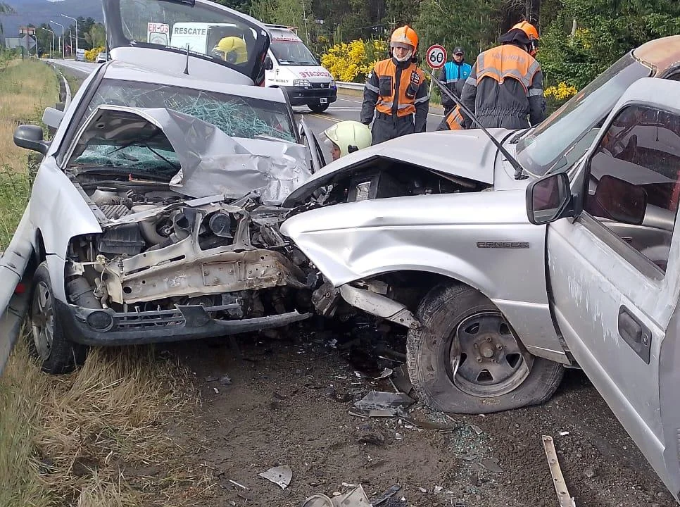 Fuerte choque en la Ruta 40 dejó tres personas lesionadas