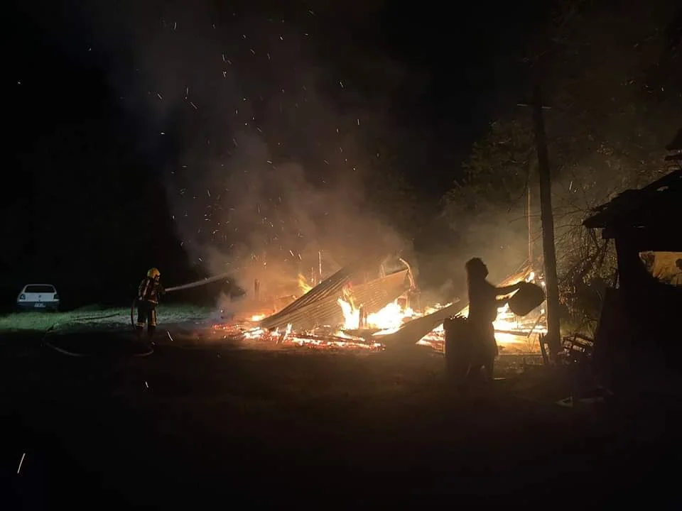 Incendio consumió por completo una vivienda en la Comarca