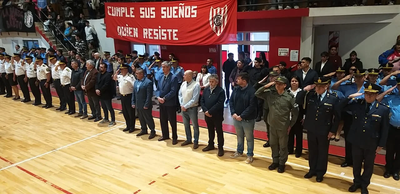 Ascendieron 280 efectivos de la Unidad Regional Esquel: "Es mucho más que un reconocimiento económico"