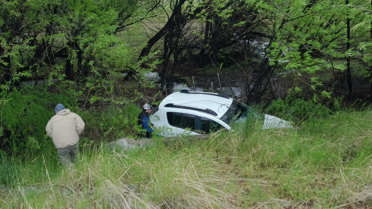 Vehículo despistó en la ruta al Parque Nacional Los Alerces