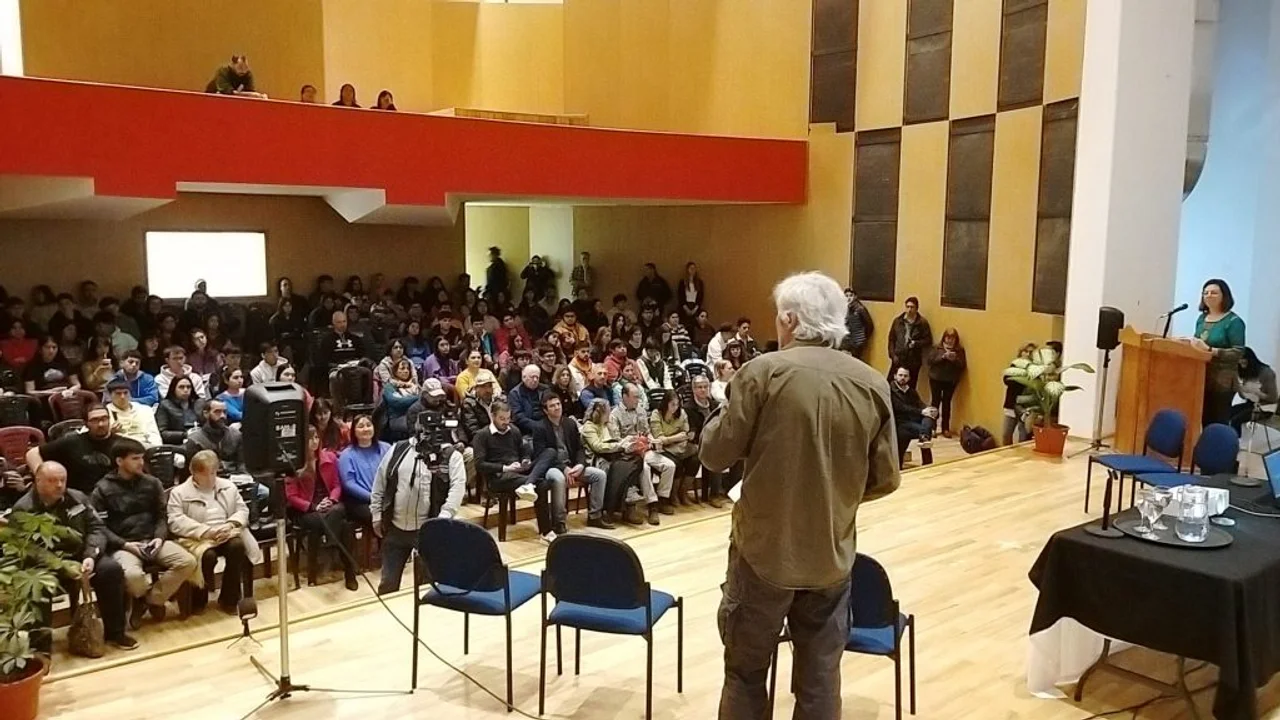 Instalarán nuevas butacas en el auditorio del Centro de Encuentro de Esquel