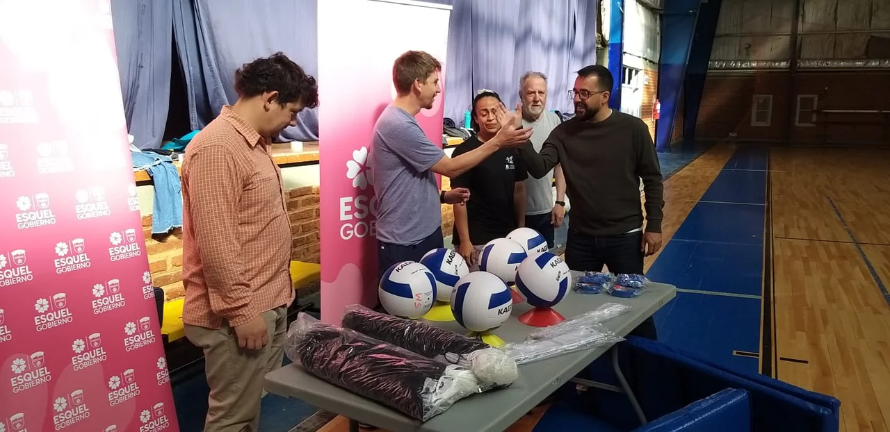 Entrega de elementos a la Escuela Municipal de Newcom: "Seguiremos invirtiendo en deporte"