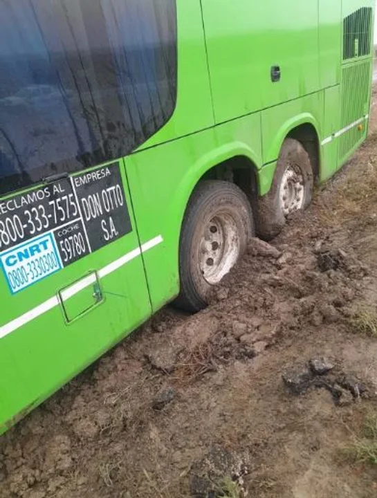 Un colectivo con pasajeros quedó "encajado" en el barro cuando se dirigía a Esquel