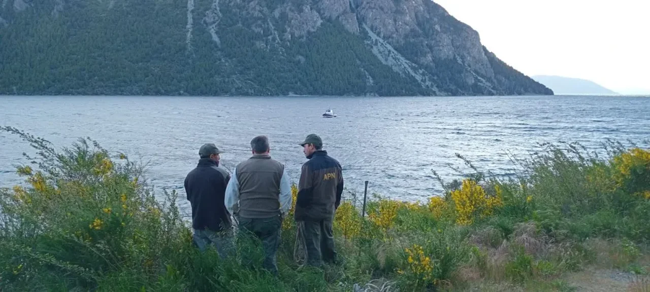 Un auto terminó en el lago Nahuel Huapi en un accidente que pudo haber sido una tragedia