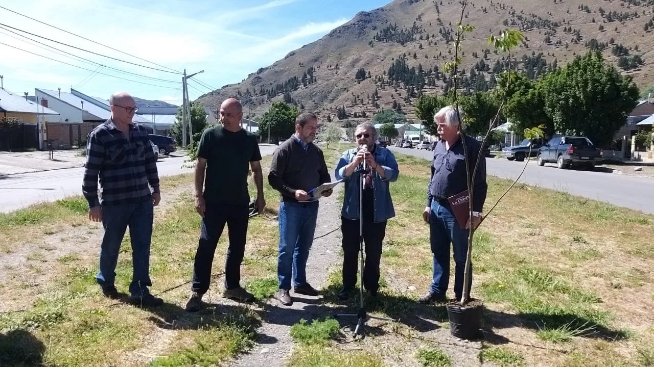 En un emotivo acto, nombraron "Osvaldo Bayer" y "Juan Carlos Chayep" a una plazoleta de Esquel