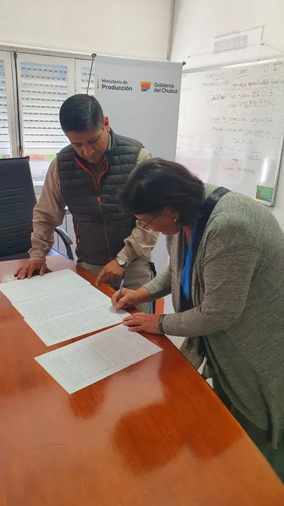 Productores de Trevelin y Corcovado recibieron créditos para mejoramiento genético y compra de alimento