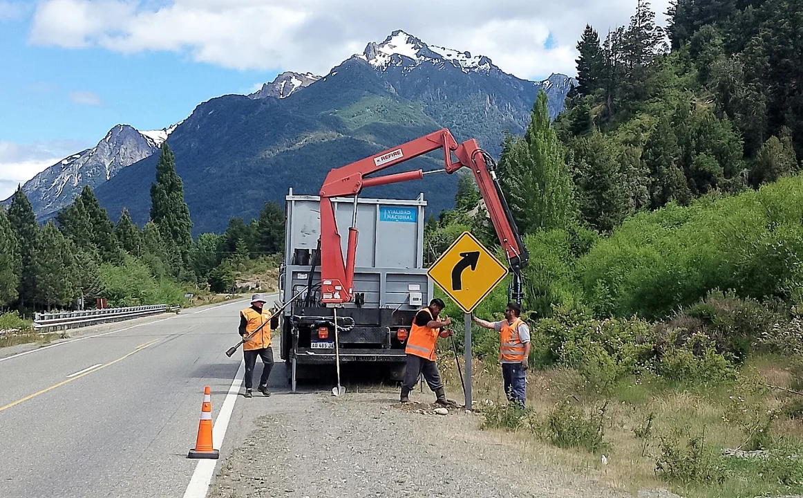 Vialidad Nacional realiza tareas de señalamiento vertical en la Ruta 40