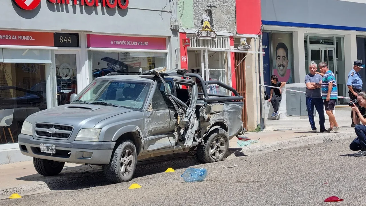 Un camión se quedó sin frenos y chocó contra seis autos en el centro de Comodoro Rivadavia