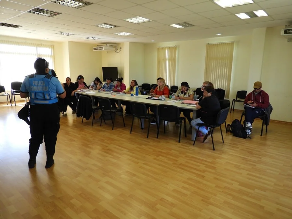 La Policía Comunitaria de Trevelin brindo una charla a personal de Salud para evitar estafas virtuales
