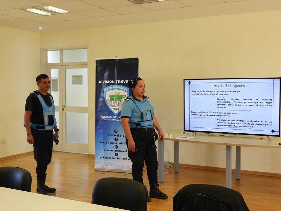 La Policía Comunitaria de Trevelin brindó una charla al personal de Salud para evitar estafas virtuales