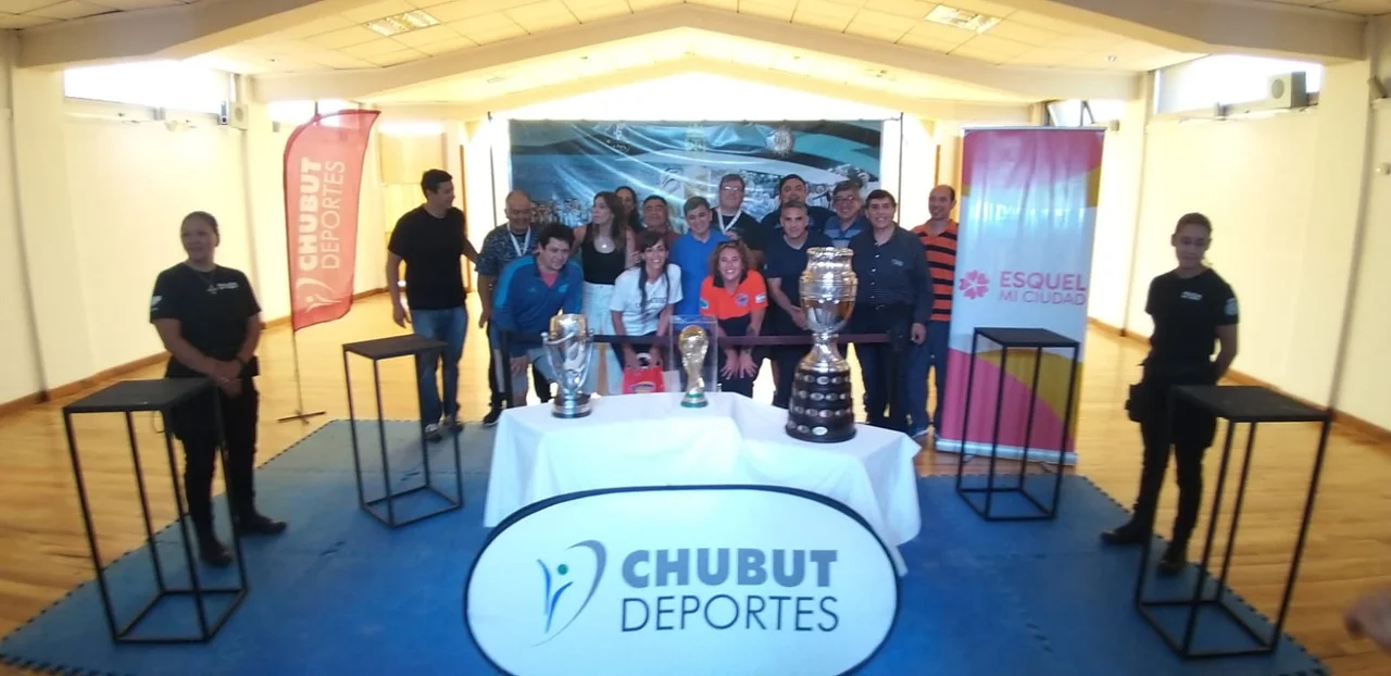 Esquel vivió la pasión del fútbol y cumplió el sueño de ver las copas de la Selección Argentina
