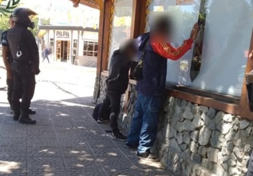 Los detuvieron dos veces en menos de 12 horas: intentaron subir al techo de un local comercial