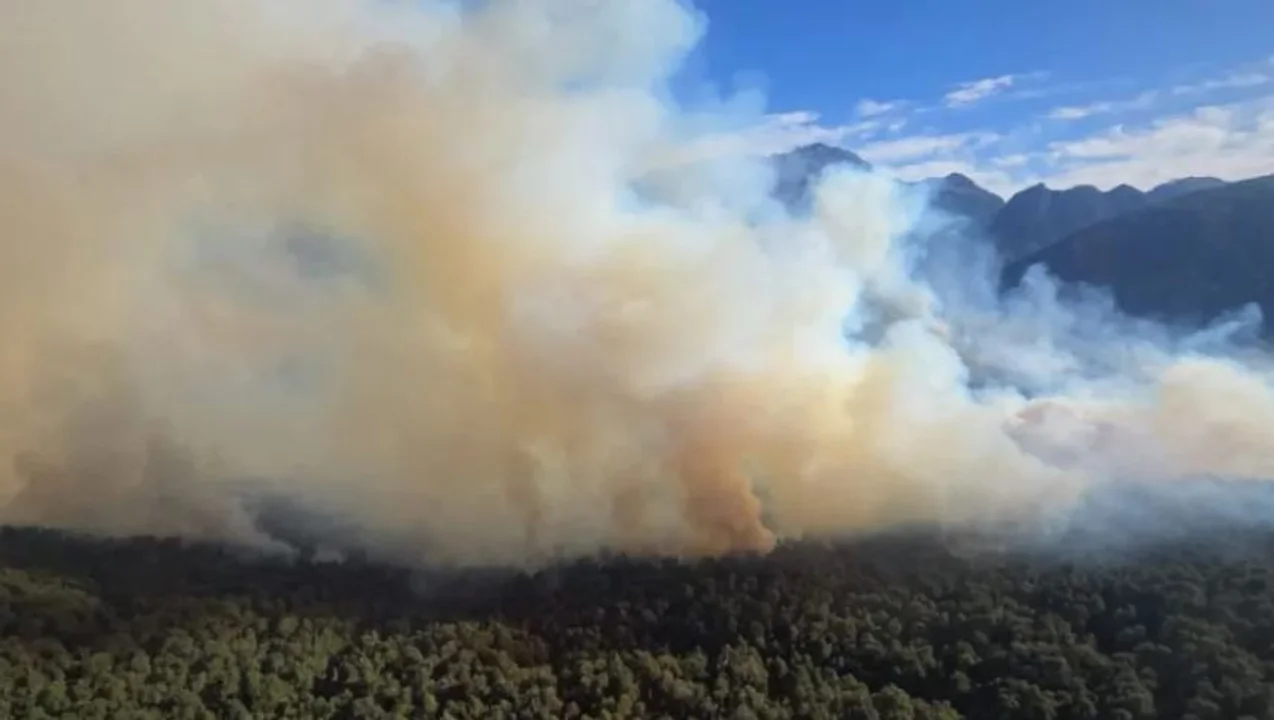 Las condiciones climáticas complican el combate del incendio en el Parque Nacional Nahuel Huapi