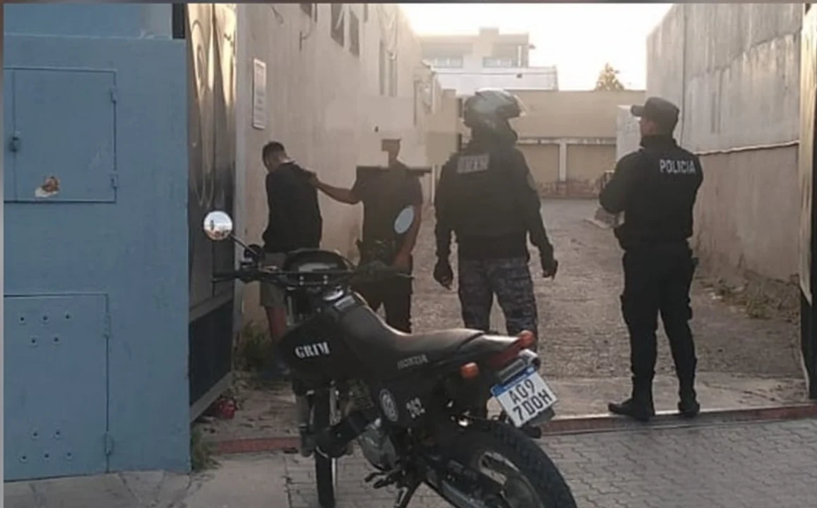 Robaron varios elementos de un auto y fueron detenidos tras una persecución policial (Foto: Canal 12 Web)