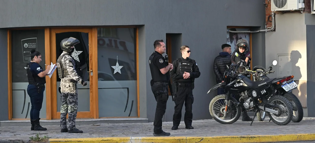Robaron varios elementos de un auto y fueron detenidos tras una persecución policial