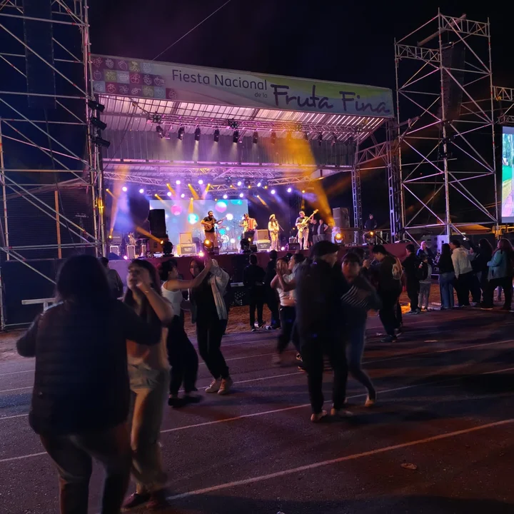 La Fiesta de la Fruta Fina inauguró sus actividades con una gran presencia de público