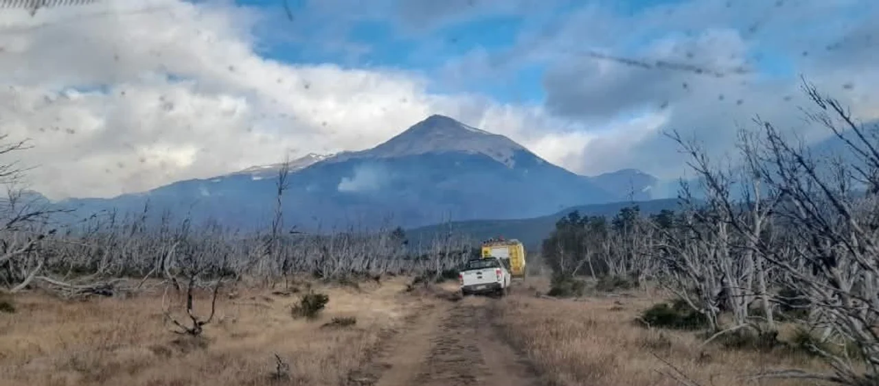 Continúa el combate del incendio en las cercanías de la Comuna Atilio Viglione