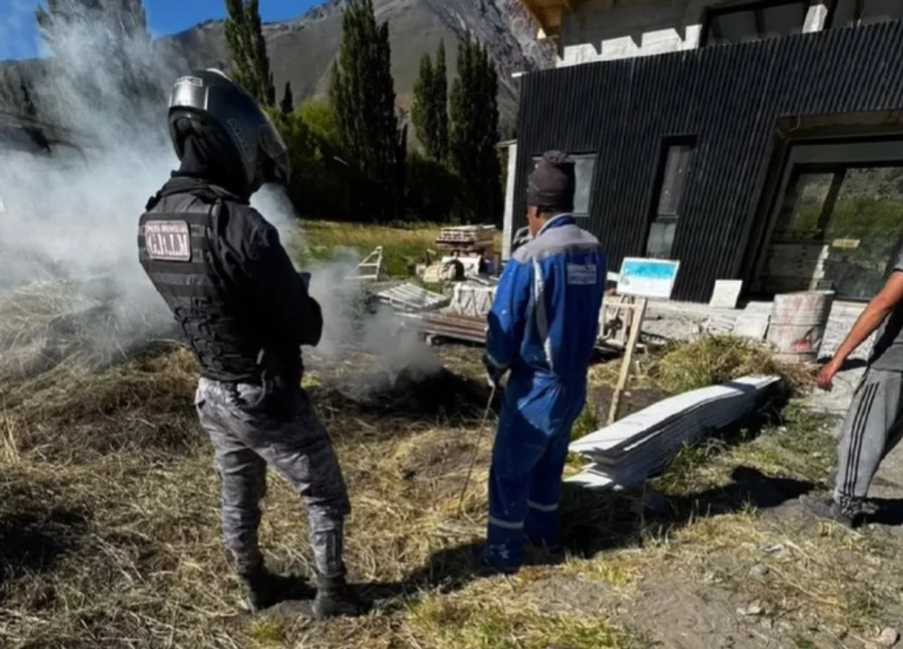 Controles en Esquel: Pese a la prohibición, la policía detectó fogatas y exigió su extinción