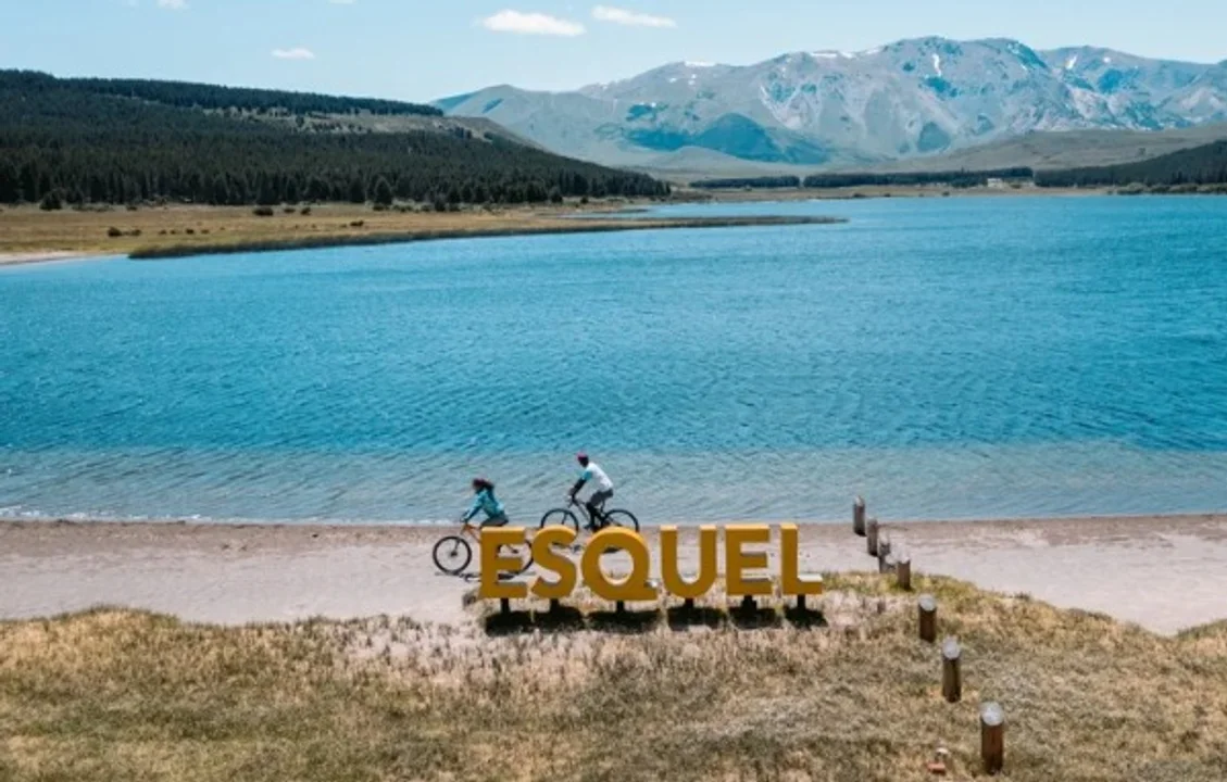 Abrigo por la mañana, remera a la tarde: el clima en Esquel para este miércoles