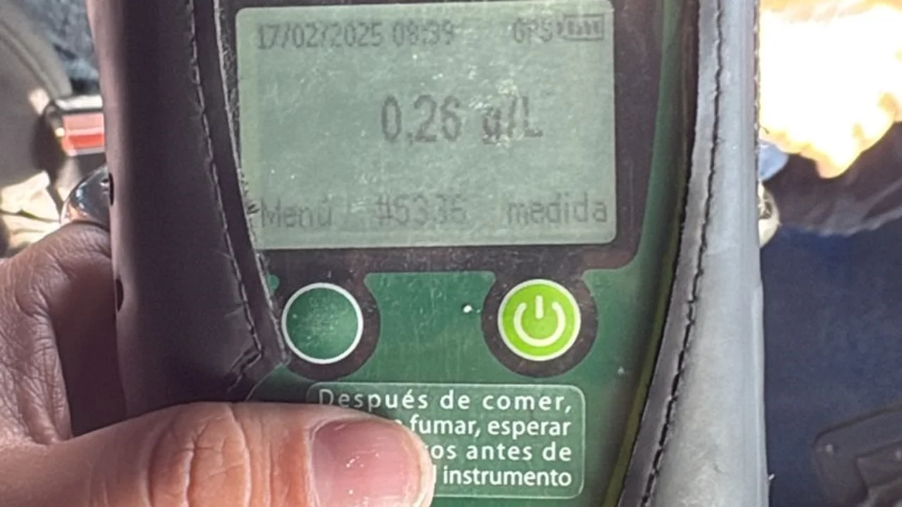 Conducía una combi con 20 pasajeros y dio positivo en alcoholemia 