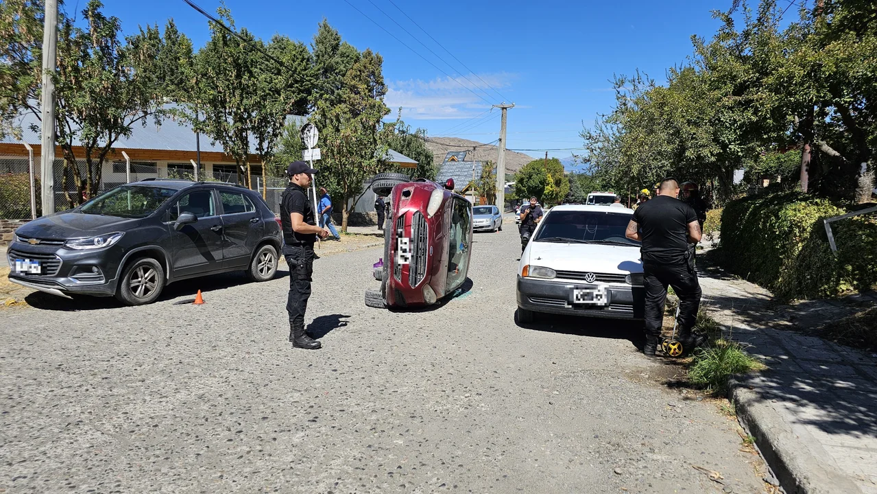 Impactante accidente en Esquel: un auto chocó y volcó