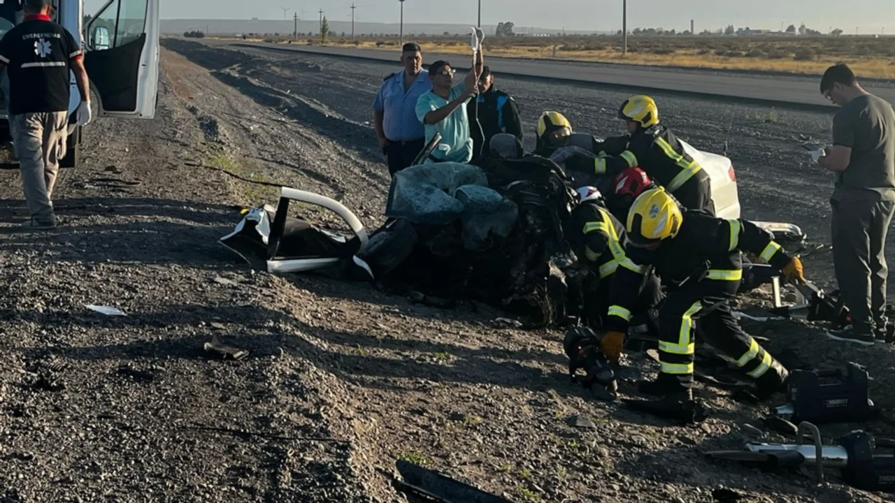 Grave accidente en la Ruta 3: un hombre quedó atrapado tras un choque frontal
