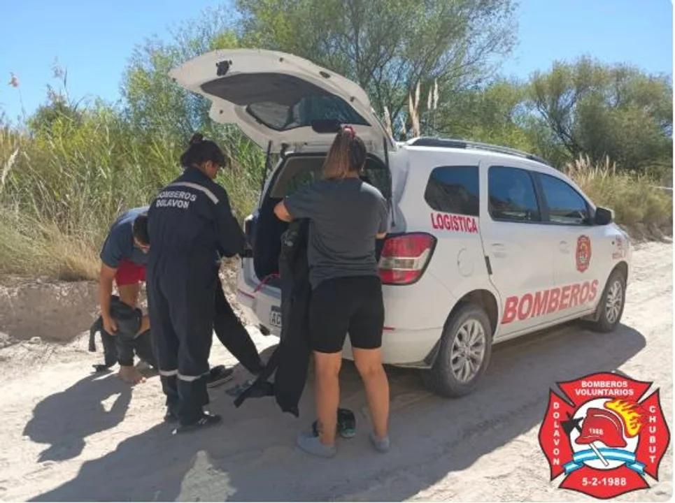 Encontraron sin vida a un hombre dentro de una camioneta sumergida en un canal de riego
