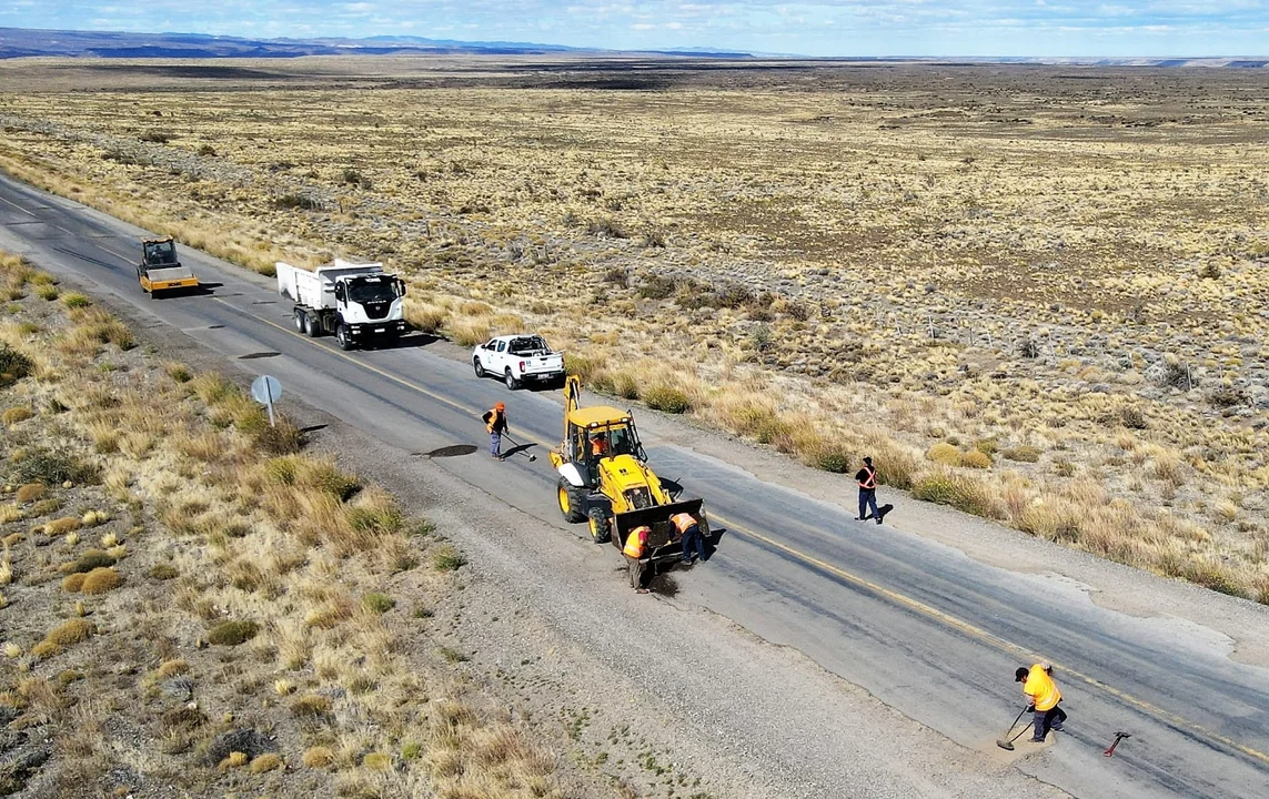 Vialidad Nacional realiza tareas de bacheo en la Ruta Nacional 40, entre Tamarisco y Facundo