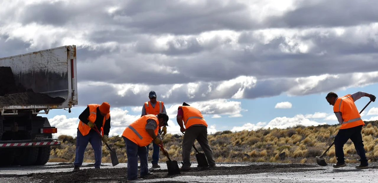 Vialidad Nacional realiza tareas de bacheo en la Ruta 40, entre Tamarisco y Facundo