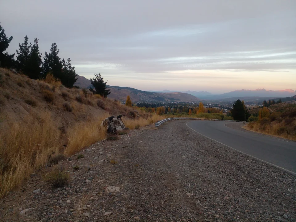 Vuelco en el camino a La Hoya: el conductor estaba alcoholizado e inhabilitado para manejar