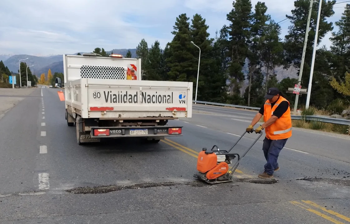 Vialidad Nacional realiza trabajos de bacheo en la Ruta 40 entre El Hoyo y Lago Puelo