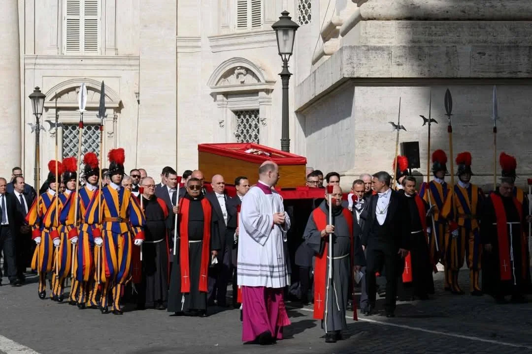 El féretro del Papa Francisco ya está en la Basílica de San Pedro y los fieles se acercan a despedirlo