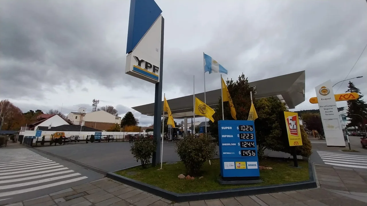 Nafta más barata: YPF aplicó una baja y los precios ya cambiaron en Esquel