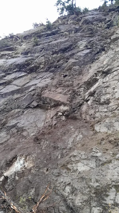 Transitar con precaución en la Ruta 71 por presencia de piedras en la calzada 