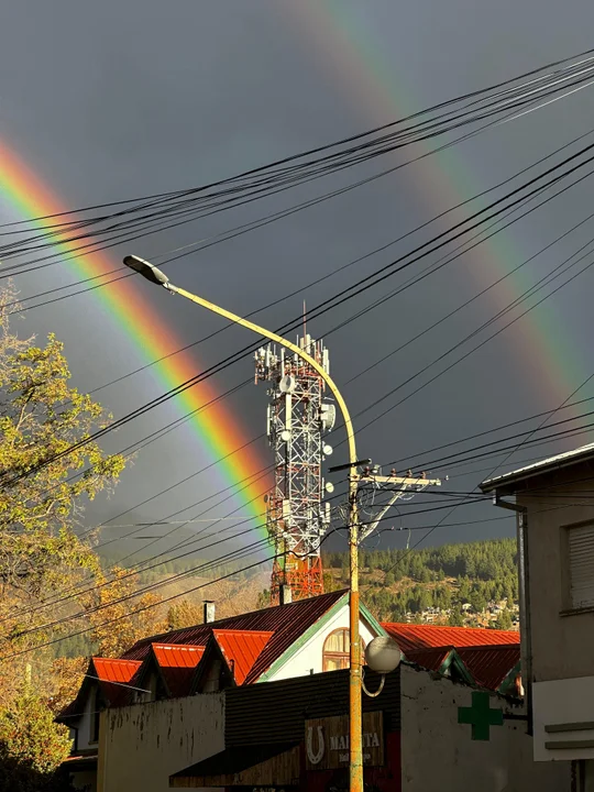 Apareció un doble arcoíris y causó asombro en la lluviosa tarde de Esquel